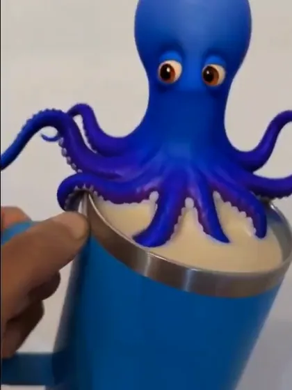 Een cartoonoctopus toegevoegd in een koffiemok